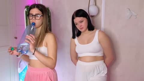 Snapshot of phyllisheart chatting on 12-21-24, 02:04 Lora black and Lili blonde welcome you here online show from 12-21-24, 02:04