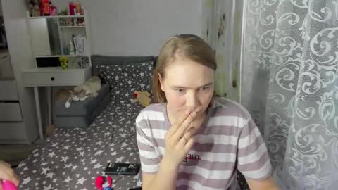 Adele and Elli online show from 03-25-26, 04:46