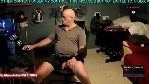 Snapshot of pilot_dave_69 chatting on 10-26-25, 05:24 Dave online show from 10-26-25, 05:24