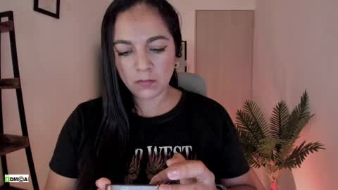 Snapshot of pink_kitten_ chatting on 06-03-26, 06:35 Eli online show from 06-03-26, 06:35