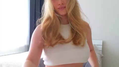 Snapshot of pink_rosee_ chatting on 09-10-25, 03:17 online show from 09-10-25, 03:17