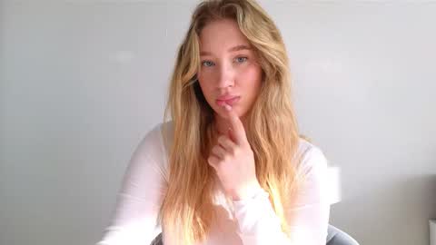 Snapshot of pink_rosee_ chatting on 09-20-25, 02:45 online show from 09-20-25, 02:45