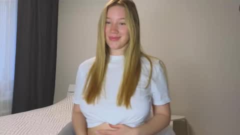 Snapshot of pink_rosee_ chatting on 09-28-25, 03:23 online show from 09-28-25, 03:23