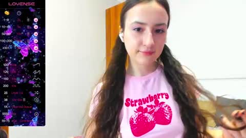 Snapshot of pink_soda33 chatting on 06-12-26, 05:17 pink_soda33 online show from 06-12-26, 05:17