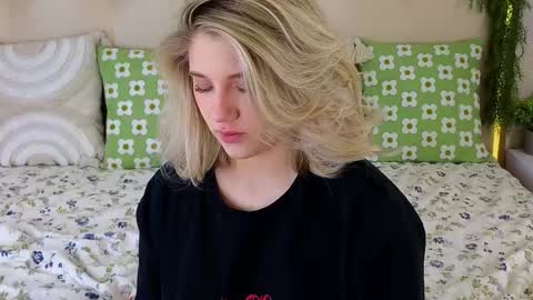 Snapshot of pinkadele chatting on 11-18-25, 09:47 Adele online show from 11-18-25, 09:47