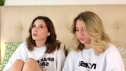 Snapshot of pinkadele chatting on 12-23-25, 09:29 Adele online show from 12-23-25, 09:29