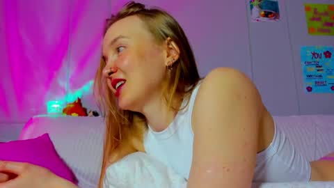 Snapshot of pinkk_lemonade chatting on 05-16-26, 12:29 Mila online show from 05-16-26, 12:29