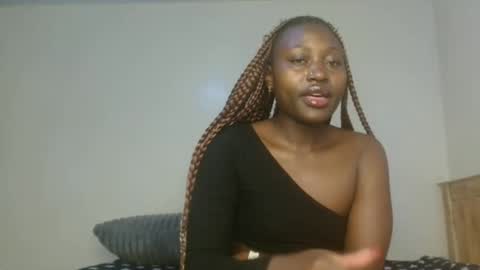 Snapshot of pinklover2003 chatting on 05-15-26, 11:06 Serena online show from 05-15-26, 11:06