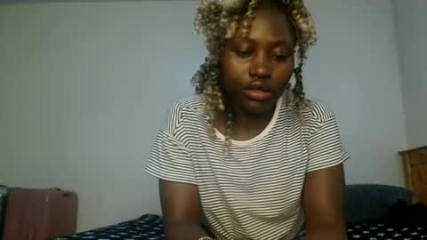 Snapshot of pinklover2003 chatting on 06-10-26, 11:31 Serena online show from 06-10-26, 11:31