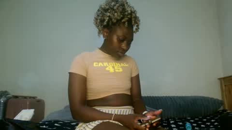 Snapshot of pinklover2003 chatting on 06-11-26, 03:15 Serena online show from 06-11-26, 03:15