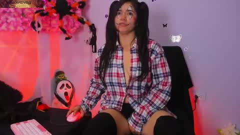 Snapshot of pinky_purr chatting on 10-31-25, 04:52 Pinky Purr online show from 10-31-25, 04:52