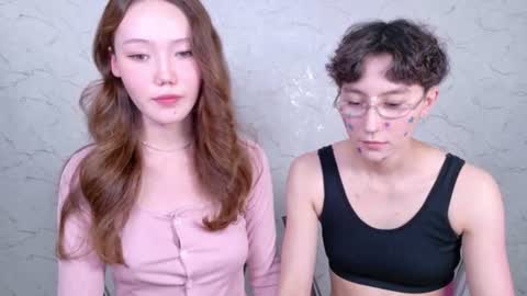 Snapshot of pinkylovers chatting on 07-19-26, 01:48 Li long hair and Ru short hair online show from 07-19-26, 01:48