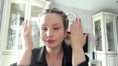 Caroline online show from 04-11-26, 07:45