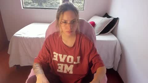 Snapshot of pixiedaemon chatting on 04-18-26, 07:40 pixie online show from 04-18-26, 07:40