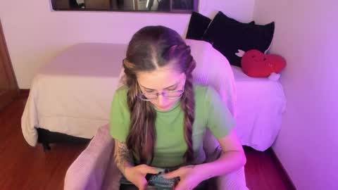 Snapshot of pixiedaemon chatting on 05-16-26, 06:32 pixie online show from 05-16-26, 06:32
