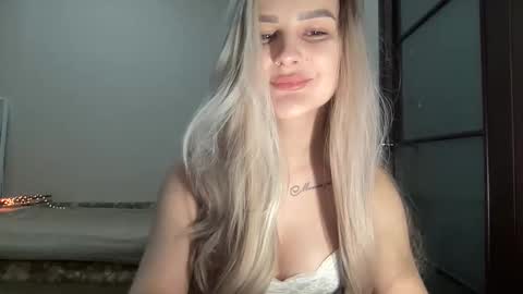 Mia online show from 10-10-25, 09:03