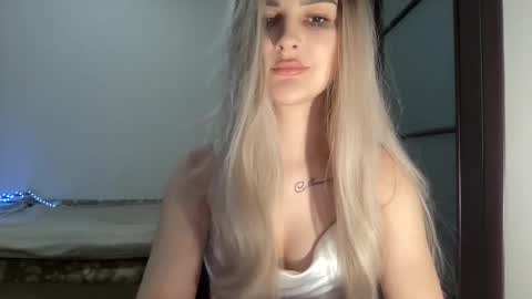 Mia online show from 10-15-25, 08:42