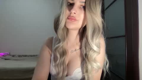Mia online show from 10-20-25, 09:04