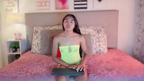 Snapshot of pocahontas_moon chatting on 06-01-26, 06:20 Pocahontas online show from 06-01-26, 06:20