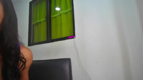 Snapshot of pocahontas_prinsce chatting on 05-10-26, 11:43 Nikole online show from 05-10-26, 11:43