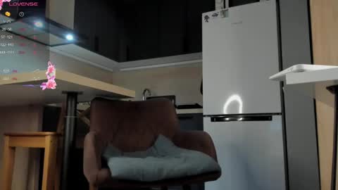 Snapshot of poisonevelyn chatting on 05-22-26, 05:18 Holy Blonde online show from 05-22-26, 05:18