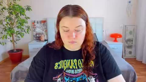 Snapshot of polinasallivan chatting on 06-24-26, 02:16 Polina online show from 06-24-26, 02:16