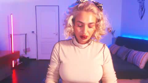 Snapshot of preggyhotmommy chatting on 01-07-25, 08:31 Victoria online show from 01-07-25, 08:31