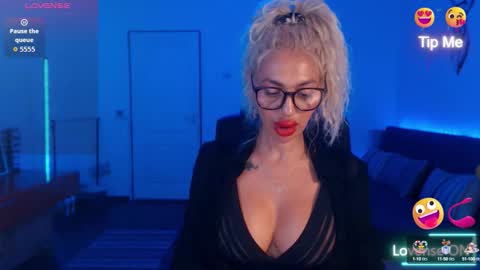 Snapshot of preggyhotmommy chatting on 09-18-25, 08:55 Victoria online show from 09-18-25, 08:55