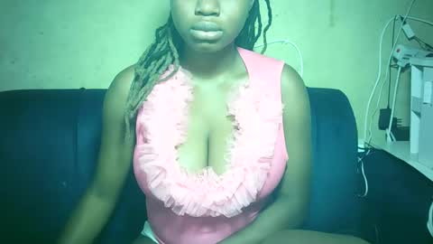 pretty_milan online show from 12-19-25, 09:05