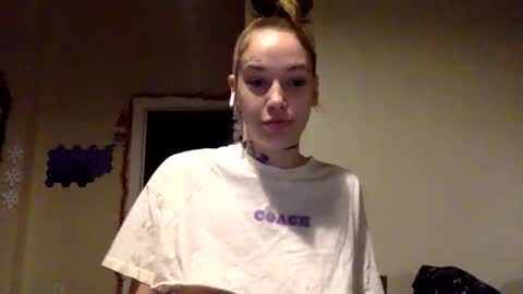 Snapshot of prettybabynik chatting on 11-17-25, 02:28 prettybabynik online show from 11-17-25, 02:28