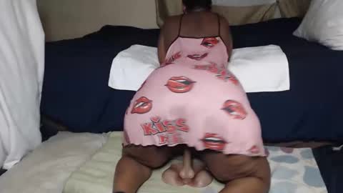 Snapshot of prettyblack25 chatting on 05-07-26, 11:54 Cindy online show from 05-07-26, 11:54