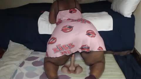 Snapshot of prettyblack25 chatting on 05-18-26, 01:02 Cindy online show from 05-18-26, 01:02