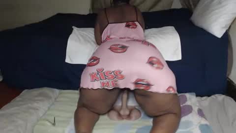 Snapshot of prettyblack25 chatting on 05-22-26, 01:35 Cindy online show from 05-22-26, 01:35