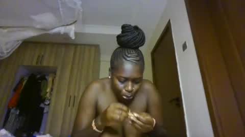 Snapshot of prettydulce chatting on 07-15-26, 01:27 prettydulce online show from 07-15-26, 01:27