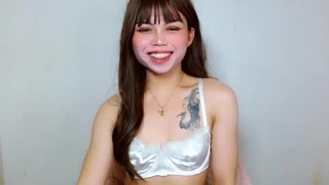 Snapshot of prettyjulian chatting on 12-15-24, 05:23 SEXY JULIA online show from 12-15-24, 05:23