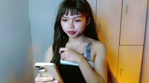 Snapshot of prettyjulian chatting on 01-27-25, 04:30 SEXY JULIA online show from 01-27-25, 04:30