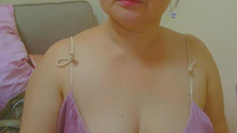 Snapshot of prettynhing chatting on 05-05-26, 02:03 Nhing online show from 05-05-26, 02:03
