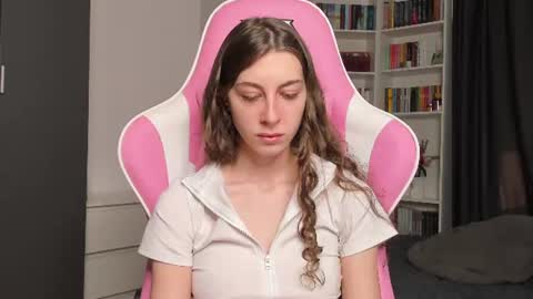 Snapshot of prettysomething chatting on 07-10-26, 06:17 Sophie next stream will be at Monday i will wait you guys online show from 07-10-26, 06:17