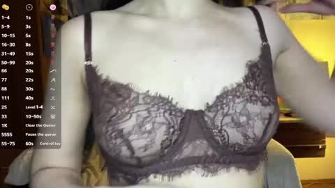Snapshot of pricillahoinacki chatting on 04-25-26, 01:41 Amelia online show from 04-25-26, 01:41