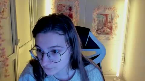 Snapshot of queen_amelie chatting on 04-22-26, 07:22 Amelie online show from 04-22-26, 07:22