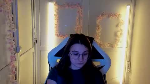 Snapshot of queen_amelie chatting on 04-24-26, 01:13 Amelie online show from 04-24-26, 01:13