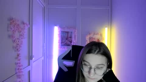 Snapshot of queen_amelie chatting on 04-26-26, 07:39 Amelie online show from 04-26-26, 07:39