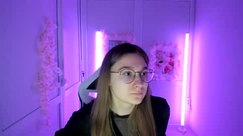 Snapshot of queen_amelie chatting on 05-04-26, 07:15 Amelie online show from 05-04-26, 07:15