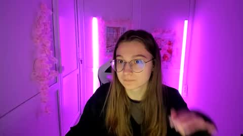 Snapshot of queen_amelie chatting on 05-05-26, 07:16 Amelie online show from 05-05-26, 07:16