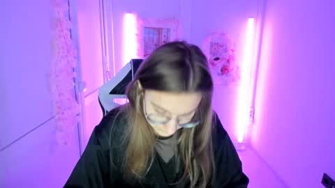 Snapshot of queen_amelie chatting on 05-17-26, 08:12 Amelie online show from 05-17-26, 08:12