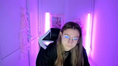 Snapshot of queen_amelie chatting on 05-18-26, 08:09 Amelie online show from 05-18-26, 08:09