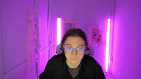 Snapshot of queen_amelie chatting on 05-19-26, 07:26 Amelie online show from 05-19-26, 07:26