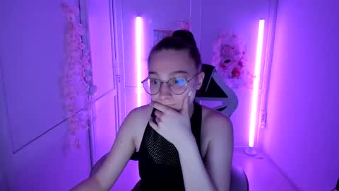 Snapshot of queen_amelie chatting on 05-22-26, 09:04 Amelie online show from 05-22-26, 09:04