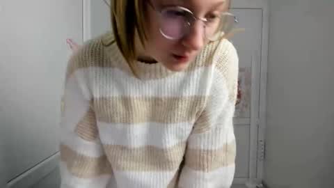 Snapshot of queen_amelie chatting on 05-26-26, 08:54 Amelie online show from 05-26-26, 08:54