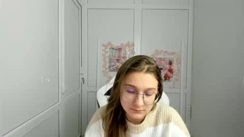 Snapshot of queen_amelie chatting on 05-28-26, 08:33 Amelie online show from 05-28-26, 08:33